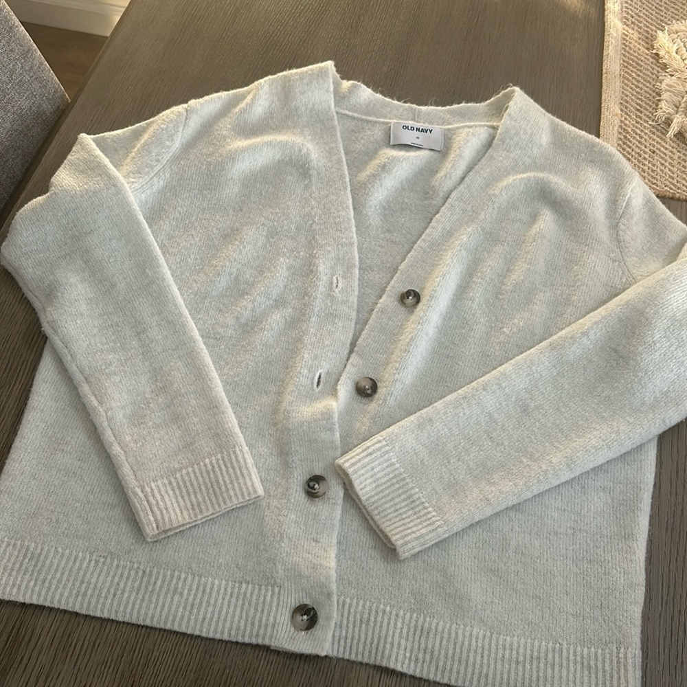 Women’s lightweight botton down sweater